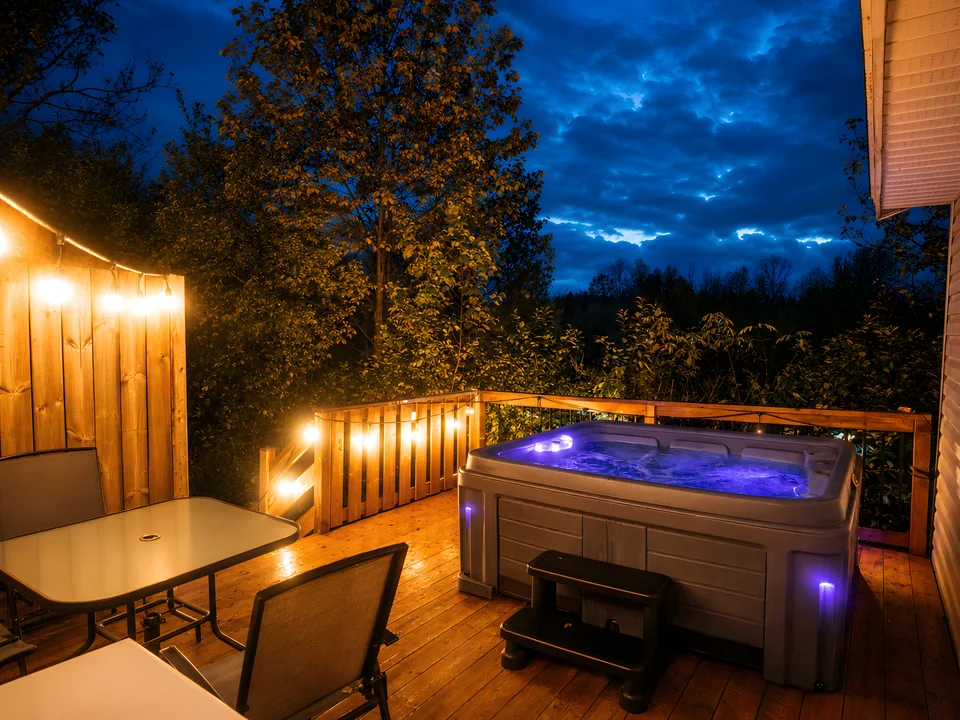 Refuge 8 rang Saint-Léon, hot tub and cottage